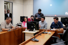 parlamentares presentes em reunião de comissão na câmara de bh