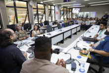 Vereadores e servidores da PBH reunidos em torno de mesa durante audiência publica na CMBH