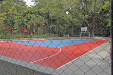Imagem de quadra de esportes vista do lado de fora