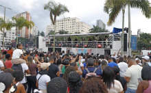 platéia assiste a show em trio elétrico