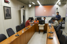 Vereadores reunidos ao redor de mesa durante reunião de comissão