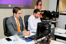 parlamentares presentes em reunião de comissão