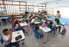 sala de aula com crianças sentadas