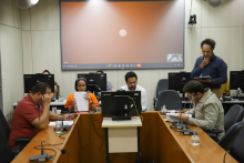 parlamentares presentes em reunião de comissão