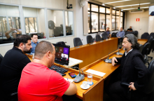 Vereadores e testemunha durante oitiva na Comissão Processante