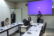 parlamentares presentes em reunião de comissão
