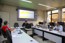 parlamentares presentes em reunião de comissão