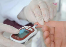 pessoa realiza aferição de glicose em equipamento portátil