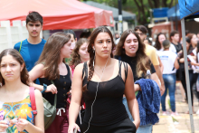 grupo de jovens andando