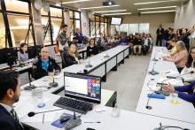 parlamentares e participantes presentes em audiência pública na câmara municipal de bh