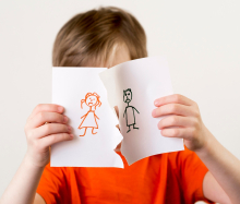 criança segura papel com desenhos