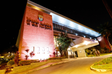 Fachada da Câmara Municipal de BH iluminada de branco