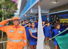 estudantes e militar em formação
