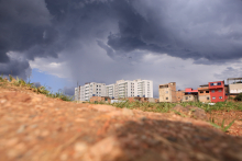 céu nublado sobre a cidade