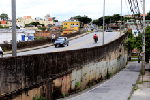 Viaduto sem grades de proteção