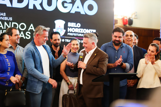 Presidente da CMBH, Juliano Lopes cumprimenta prefeito Álvaro Damião durante anúncio na prefeitura de BH, outros vereadores participam também 