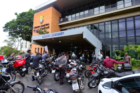 Manifestação de motociclistas em frente à Câmara Municipal